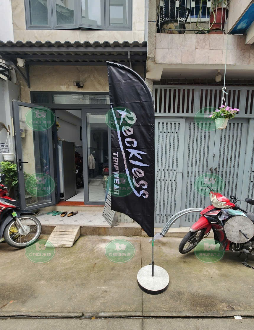 Cờ phướn lưỡi liềm cửa hàng thời trang